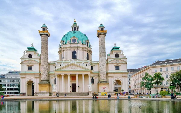 Beautiful View Famous Saint Charles Church Wiener Karlskirche Karlsplatz Vienna — стоковое фото