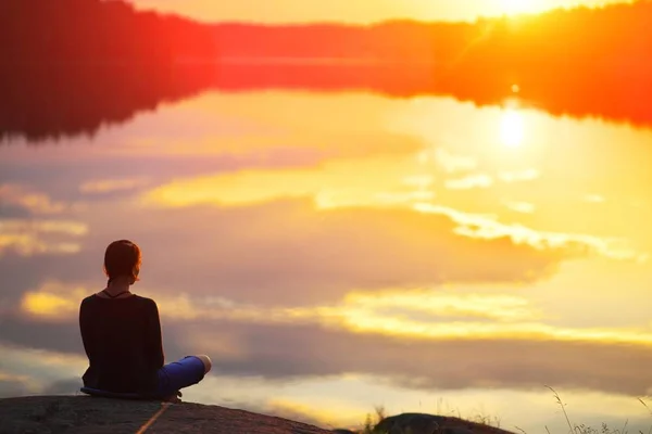 Silhueta Jovem Pôr Sol Vista Por Trás Menina Sentada Penhasco — Fotografia de Stock