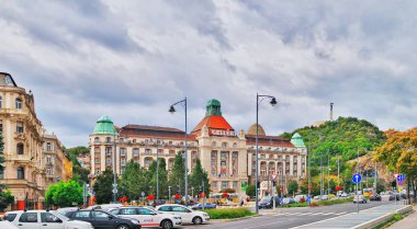 Budapest, Macaristan - 3 Ekim 2018: Ünlü Gellert Hotel Palace cephe ve giriş Gellert banyoları Termal Spa Gellert Hill Danube bankalarından Budapeşte, popüler Europe seyahat hedef.