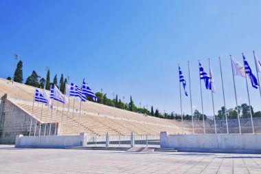 Arditos Hill, Atina, Yunanistan, Kallimarmaro Panathinaiko Stadyumu. Atletizm Stadyumu ilk modern Olimpiyat oyunlarına ev sahipliği ve tamamen beyaz mermerden inşa. girişte mavi beyaz Yunan bayrakları