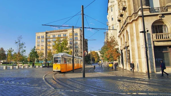 Κίτρινο Σιδηροδρομικών Τραμ Της Βουδαπέστης Στην Ουγγαρία Τραμ Της Γραμμής — Φωτογραφία Αρχείου