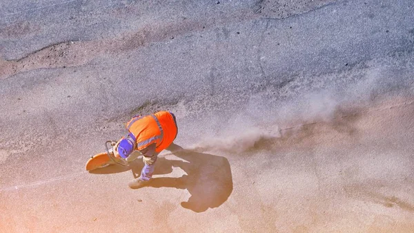 Vue Aérienne Ouvrier Routier Méconnaissable Coupant Asphalte Béton Avec Une — Photo