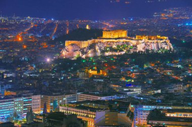 Işıklı Akropolis tepesi, Pathenon ve geceleri deniz ile Cityscape Atina. Atina Akropol, Yunanistan ile Mt Lykavitos her bakıldığında gece manzarası. Mavi saate vurdu.