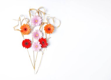 Güzel moda taze kırmızı turuncu lila mor menekşe sarı bahar çiçek buketi beyaz masaya izole. Üstten Görünüm kopya alanı düz moda stil Mockup tebrik kartı kadın hediye en az kavramı yatıyordu.