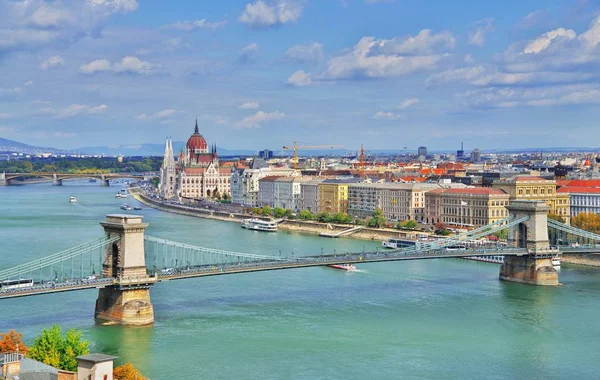 ハンガリー国会議事堂 ブダペスト ハンガリーのチェーン ブリッジの信じられないほどの壮観な景色 有名な観光地ブダペスト ドナウ 議会と橋のパノラマ景観 — ストック写真