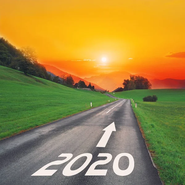산에서 2020 목표에 앞으로 목가적인 오픈도 운전합니다 시간과 미래에 개념입니다 — 스톡 사진