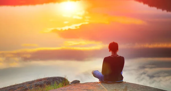 Hermosa mujer se sienta en una pose de medio loto en alto lugar increíble vista del atardecer del lago, practicar meditación de yoga. Energía Kundalini. Soledad armonía, concepto de libertad mental . —  Fotos de Stock