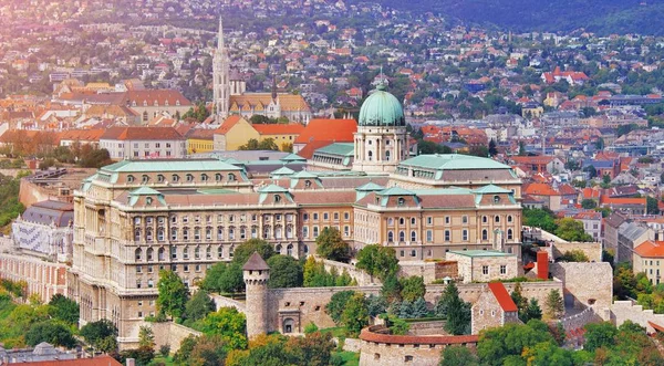 Будапешт, Венгрия. Воздушный вид на исторический замок Буда и южную Ронделлу на восходе солнца с голубым небом и облаками. Вид на Будапешт со стороны Буды с горы Геллерт. Музей истории — стоковое фото
