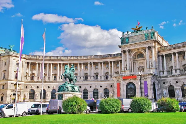 Ansicht der Österreichischen Nationalbibliothek mit Statue von Eugen von s — Stockfoto