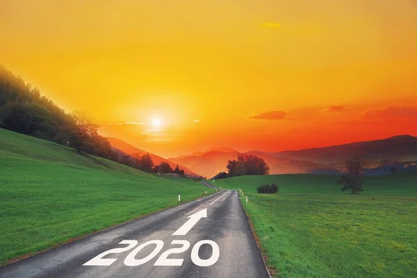 Lege asfalt weg en nieuw jaar 2020 concept. Het drijven op een lege weg op doelstellingen in de bergen aan aanstaande 2020 en het verlaten van achter oude jaren. Concept voor succes, het passeren van tijd en toekomst. — Stockfoto