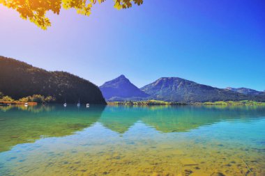 Yaz aylarında gün batımı tarafından Avusturya Alpleri 'nde Wolfgangsee Gölü