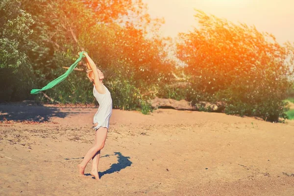 Aktivní mladá štíhlá krásná žena v českých šatech bílé šaty — Stock fotografie