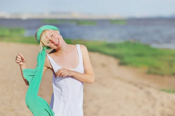 Vidám fiatal nő, fehér ruhában a strandon. Boldog mosolygó lány — Stock Fotó