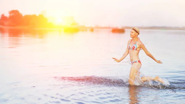 Szexi bikini test fiatal mosolygó asszony játékos a paradicsomban tropica — Stock Fotó