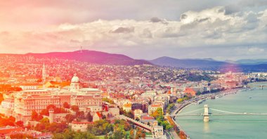 Budapeşte, Macaristan. Mavi gökyüzü ve bulutlar ile gün doğumunda Tuna Nehri üzerinde Szechenyi Zincir Köprüsü ile tarihi Buda Kalesi Kraliyet Sarayı ve Güney Rondella güzel havadan panoramik siluet görünümü