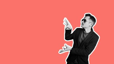 Güneş gözlüğü trendy şık emin pozitif neşeli adam ile dergi tarzında Kolaj. Satış promosyon teklif reklam Trendy mercan renk arka plan kopya alanı satılık afiş İndirim satış konsepti