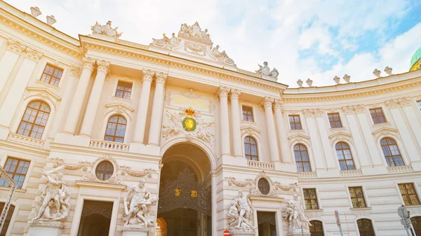 オーストリア、ウィーン。ハプスブルク帝国の歴史的建造物、マイケル広場から見たホフブルク宮殿。オーストリアの首都ウィーン中心部にあるインペリアル・エクステリア・ファサード、夏の古い建物と通り . — ストック写真