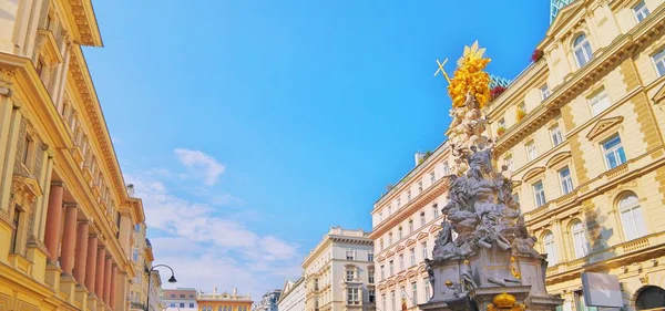 Pestsaule am graben, einer berühmten fußgängerstraße in wien mit einem — Stockfoto