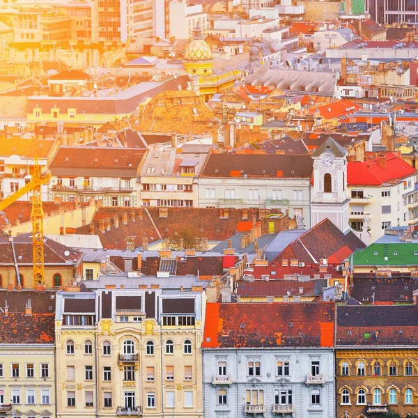 Budapest légi panorámával. Felülnézet a régi lakóépületeket és templomot a budapesti városban, Magyarország fővárosa. Európai nyári felhőkarcolói. Gyönyörű magyar városkép. — Stock Fotó