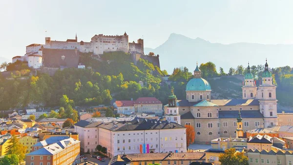 Festung Hohens の歴史的な都市ザルツブルクの空中風景 — ストック写真