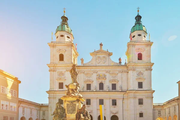 Híres salzburgi katedrális, Salzburger DOM, a város Domplatzon — Stock Fotó