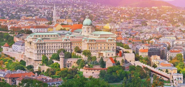 Budapest, ungarisch. schöne Luftaufnahme der historischen Buda Burg Königspalast und Süden rondella bei Sonnenaufgang mit blauem Himmel und Wolken. Blick auf die Buda-Seite von Budapest vom Gellert-Hügel. Historisches Museum. — Stockfoto