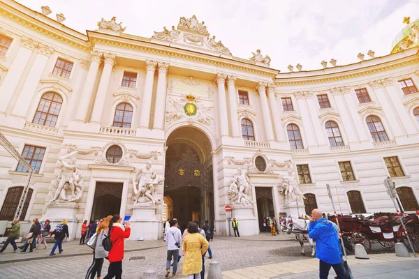オーストリア、ウィーン-2018年10月1日。ハプスブルク帝国の歴史的建造物、マイケル広場から見たホフブルク宮殿。オーストリアの首都ウィーンの中心部にあるインペリアル・エクステリア・ファサード、夏の古い通り . — ストック写真