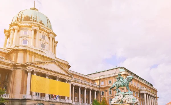 ブダペスト、ハンガリーで馬とブダ城王宮とサヴォイのウジェーヌ王子の騎馬像の中庭。ハンガリーの歴史的建造物ヨーロッパ建築の有名な歴史的部分都市. — ストック写真