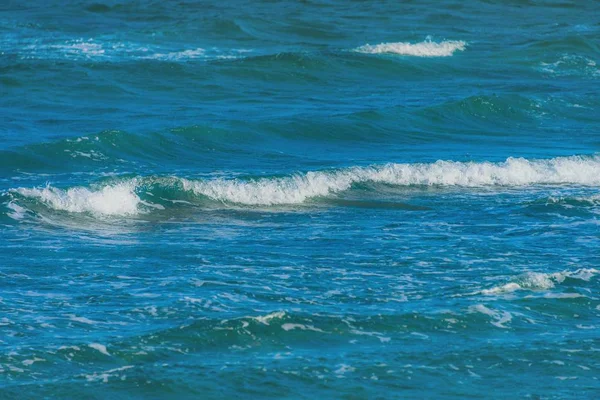 Absztrakt tiszta tenger háttér, Kilátás hullámosság hab felszínén víz. Mély türkiz kék óceán hullámai. Nyugodt óceán víz háttér táj. Átlátszó vízhullám textúra. Tengeri Aqua trópusi nyár. — Stock Fotó