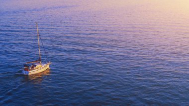 Yelkenli yukarıdan deniz, havadan manzara meydan. Açık denizde drone'dan yat yelkenli si. Mavi okyanus suyunda rüzgarlı bir günde yatçılık. Yaz tatili, seyahat macerası, doğa konsepti.