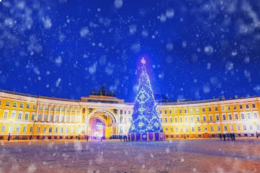 Saint Petersburg yeni yıl için dekore edilmiştir. Yeni Yıl ağacı üzerinde