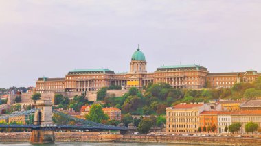 Budapeşte Kraliyet Kalesi ve Szechenyi Zincir Köprüsü 'Nün manzarasını 