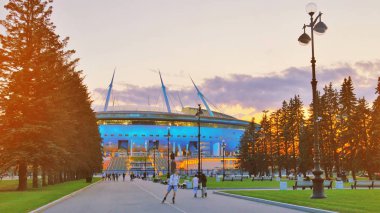 Rusya. Saint-Petersburg - 18 Ağustos 2018. Krestovsky Adası. Futbol stadyumu Saint Petersburg Zenit arena uefa şampiyonlar finali için hazır 2021, çeyrek final Euro 2020. Gece aydınlatma görünümü
