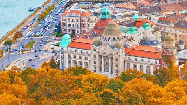 ブダペスト、ハンガリー - 2018年10月3日:有名なゲラートホテルパレスのファサードとブダペストのゲラートヒルのゲラートバス温泉スパ、人気のヨーロッパの旅行先で入り口。空中落下ビュー — ストック写真