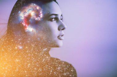 Hayalperest, genç ve güzel bir kadının kafasının içinde galaksi evreni olan soyut portresini ikiye katla. Ruh kozmosu astronomi yaşamı bu resmin elementleri NASA tarafından desteklenmektedir.