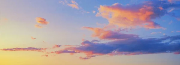 Bella crepuscolo tramonto cielo e nube a estate sfondo ima — Foto Stock