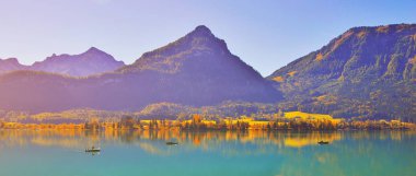 Wolfgangsee Gölü 'nün güzel sonbahar sahnesi. Renkli sabah hayatı