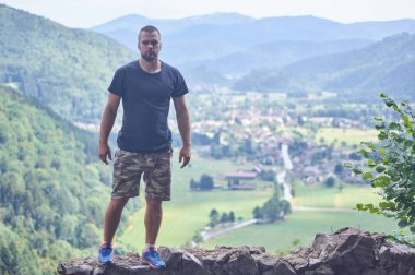 Sportif adam dağ cliff üzerinde ayakta 