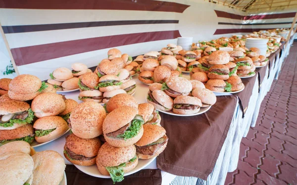 Vers ontbijt broodjes. Picknick catering voedsel — Stockfoto