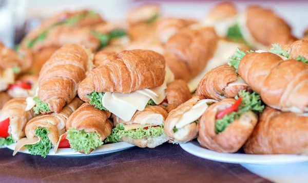 Croissants frescos, sanduíches de café da manhã. — Fotografia de Stock