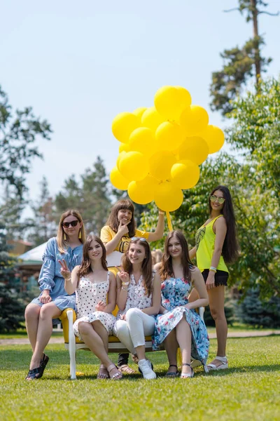 Seis meninas bonitas rindo no gramado — Fotografia de Stock