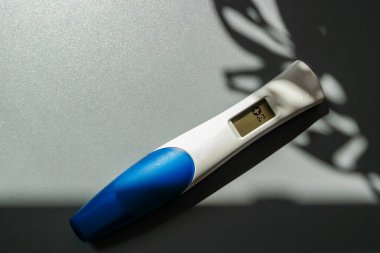 Hamilelik için pozitif mesaj, 2-3 haftalık gebelik dönemi. Mutluluk, bir çocuğun beklentisi, hamile bir anne. Yüksek kalite fotoğraf