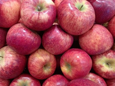 Piyasada kırmızı elmalar