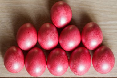 Paskalya sahne, boyanmış yumurta, masada, üstten görünüm