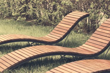 Genel bir parkta rahatlamak için Bahar şezlong 