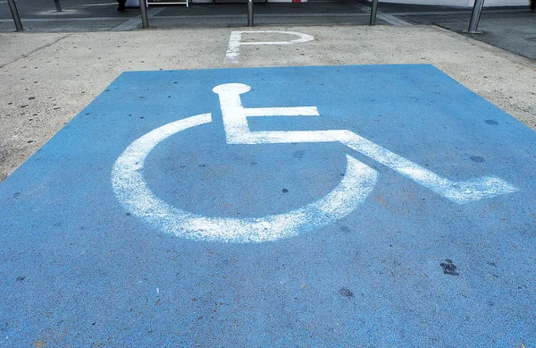 Parcheggio Disabili Loghi Disabili Sul Parcheggio Simbolo Disabilità Dipinto Sul — Foto Stock