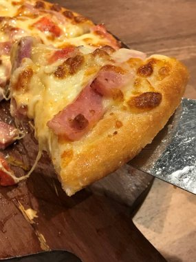 Jambon pizza. Pizza ahşap tahta üzerinde. Pizza jambon ve mushro