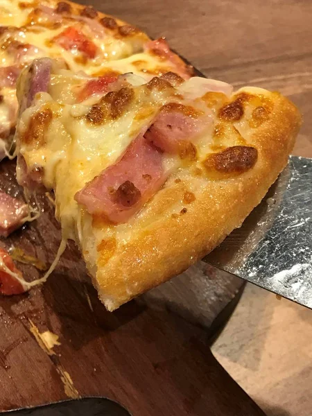 Jambon pizza. Pizza ahşap tahta üzerinde. Pizza jambon ve mushro