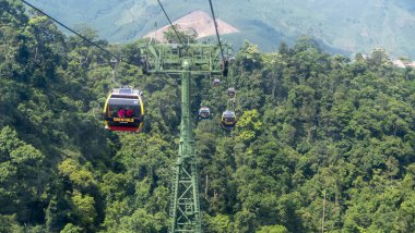 Danang, Vietnam - 5 Haziran 2019: Banahill Resort 'taki teleferiğin manzarası dünyanın en uzun teleferiği..