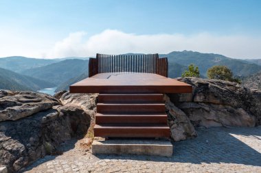 Olhos, metalden ve pasın kırmızımsı renginden yapılma Tua bakış açısını Portekiz 'deki aşırı manzaraya göz yumuyor.